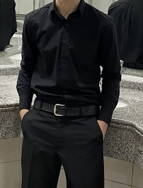 Camisa negra con pantalón de vestir